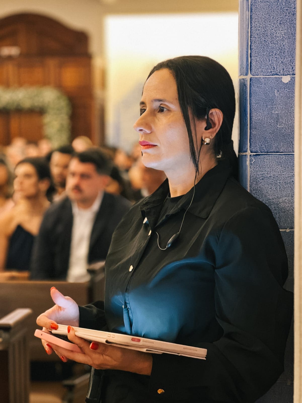 Fundadora em trabalho de assessoria de casamento, atenta aos detalhes do evento.