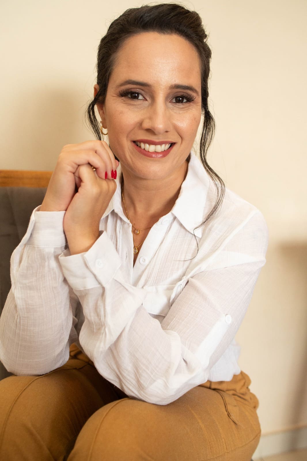 Fundadora da Dream Assessoria em retrato profissional com sorriso acolhedor.